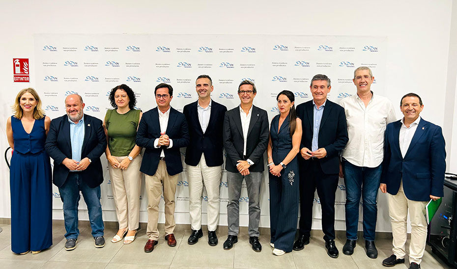 
			      Los consejeros de Agricultura, Pesca, Agua y Desarrollo Rural y de Industria, Energía y Minas, Ramón Fernández-Pacheco y Jorge Paradela, respecti...
			  